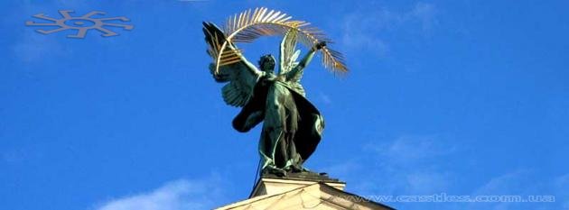 "Slawa" (Wojtowicz) na attykie Lwowskiej Opery