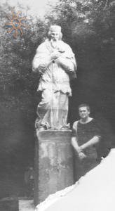 Автор і його дітище. В. Лашко біля св. Яна. Фото з архіву скульптора