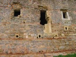 Бійниці на монастирській стіні.