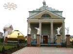 Парад бань під церквою