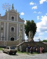 Юрба туристів купує сувеніри. Храм вище за це