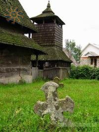 Старий хрест поблизу церкви.