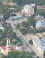 Там ще й ратуша на фото є. Дивіться повністю