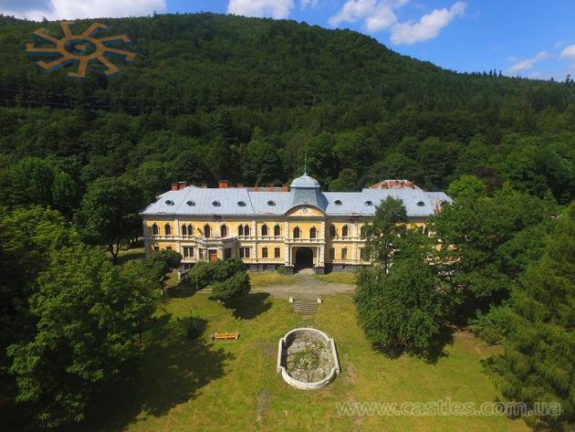 Політ над палацем баронів Грьодлів у Сколе (Скольому), 17 серпня 2019 р.