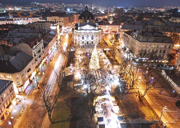 Львівська Опера та новорічна ялинка перед нею. Грудень 2020 року.