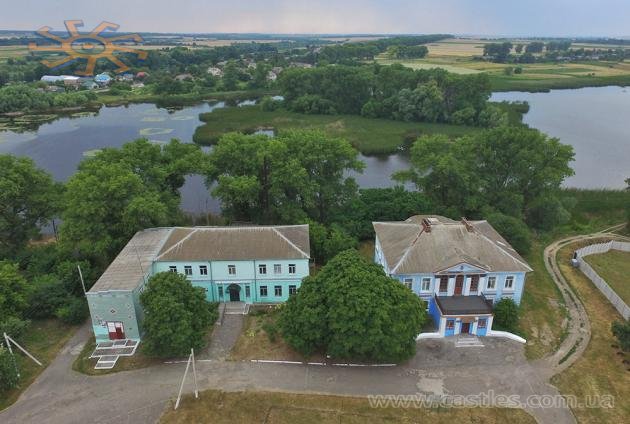 Впізнати в цих двох спорудах витончений палац з акварелі Наполеона Орди дуже важко. У екс-маєтку давно вже музична школа та селищний музей.