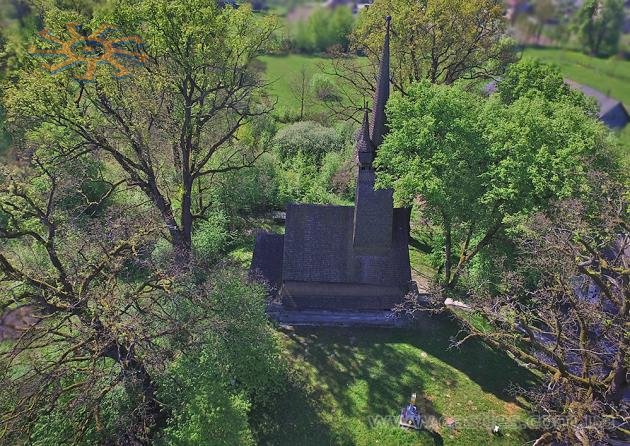 І навіть з квадрокоптера Михайлівську церкву в Крайниковому не дуже роздивишся: стоїть під захистом старих дубів. Вже відреставрована. 28 квітня 2018 р.