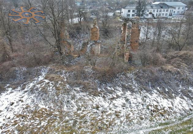 Залишки замку в Ляшках Мурованих з неба. Січень 2021 року.