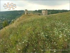 Замок і село, село і замок.