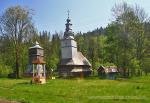 Миколаївський храм стоїть при дорозі в Ізках