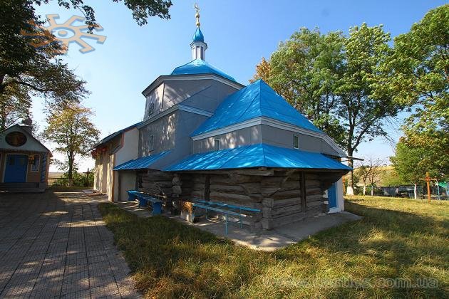 Миколаївська церква у Висічці формально все ще пам'ятка архітектури національного значення, але селяни мали те в носі. 14 вересня 2015 р.