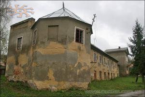 Замок в Шпикові, вид в тричверті. Ще не розвалений.