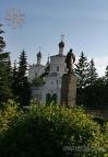 Ленін на фоні монастирських будівель