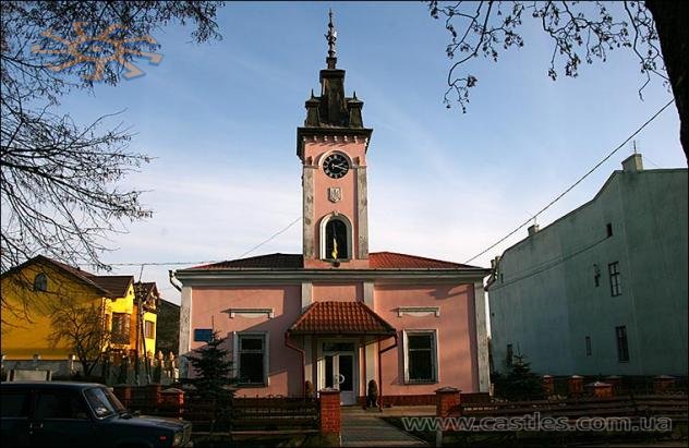 Ошатна міська ратуша. До речі, співає "Реве та стогне..."