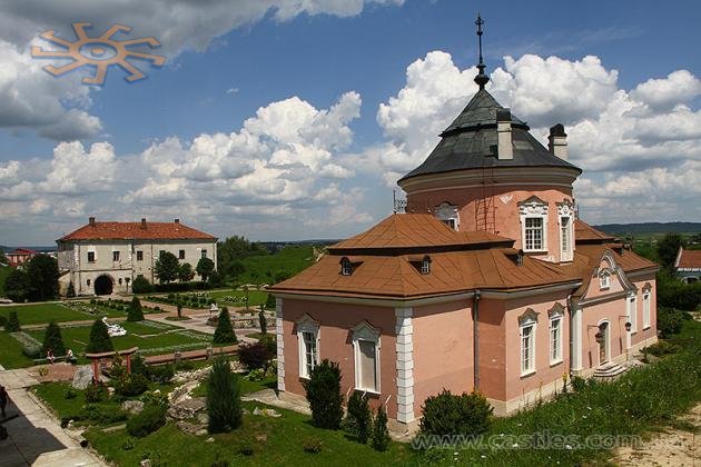 Вид з валів Золочівського замку на Китайський павільйон (палац).