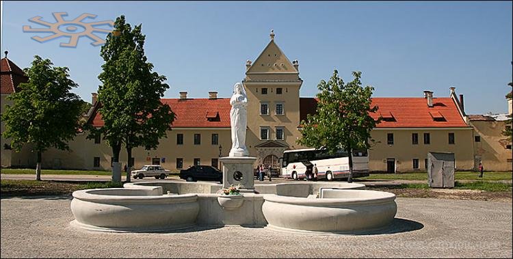 Центр Жовкви, замок Жолкевських. Центр Жовкви, замок Жолкевських.