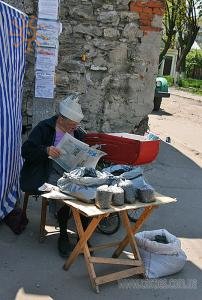 Продавщиця біля стін Домініканського монастиря.