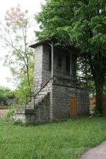 Цікава мурована дзвіниця біля храму.