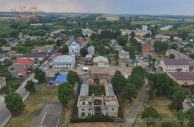 Панорамний вид на селище Чорний Острів. 20 липня 2019 р. На першому плані - ратуша, що згоріла.