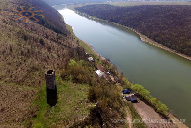 Раковець, замок. Башта видивляється, чи не принесуть води Дністра замковим руїнам якусь благу вість. 1 квітня 2017 р.