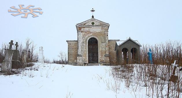 Цвинтарна каплиця на католицькому кладовищі у Боянах.