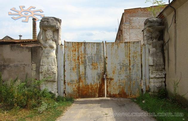 Брама цукровні у Макові. Все ще вражає. Серпень-2012