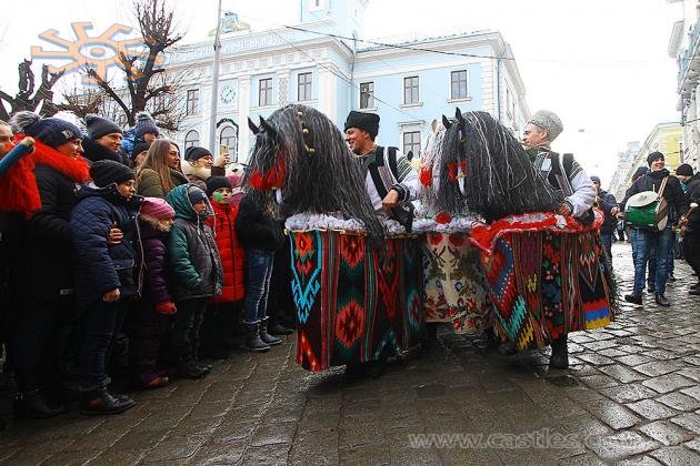 В Куликівці чудові маланкарські коники, які ходять селом у ніч на новий рік. А ще їздять на фестивалі до Чернівців.