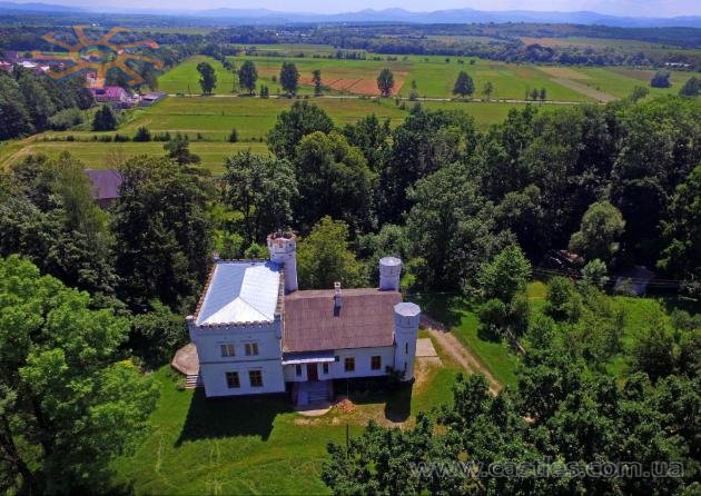 З Карпатами на горизонті. Політ над палацем у Буденці у липні 2020 р.