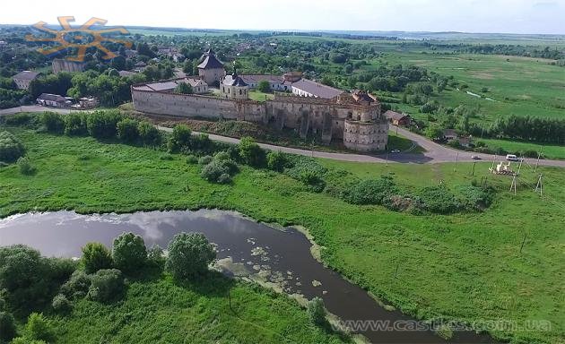 Меджибіж з боку Требухівців: Південний Буг, фортеця і руїни костелу за її межами. Політ над Меджибожем квадрокоптером 18 червня 2016 р.