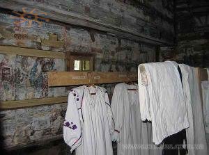 Святі дивляться на сорочки