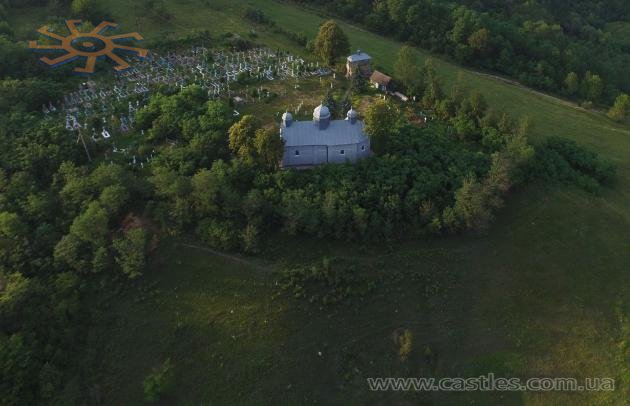 Церква і цвинтар у Дзвенигороді з неба
