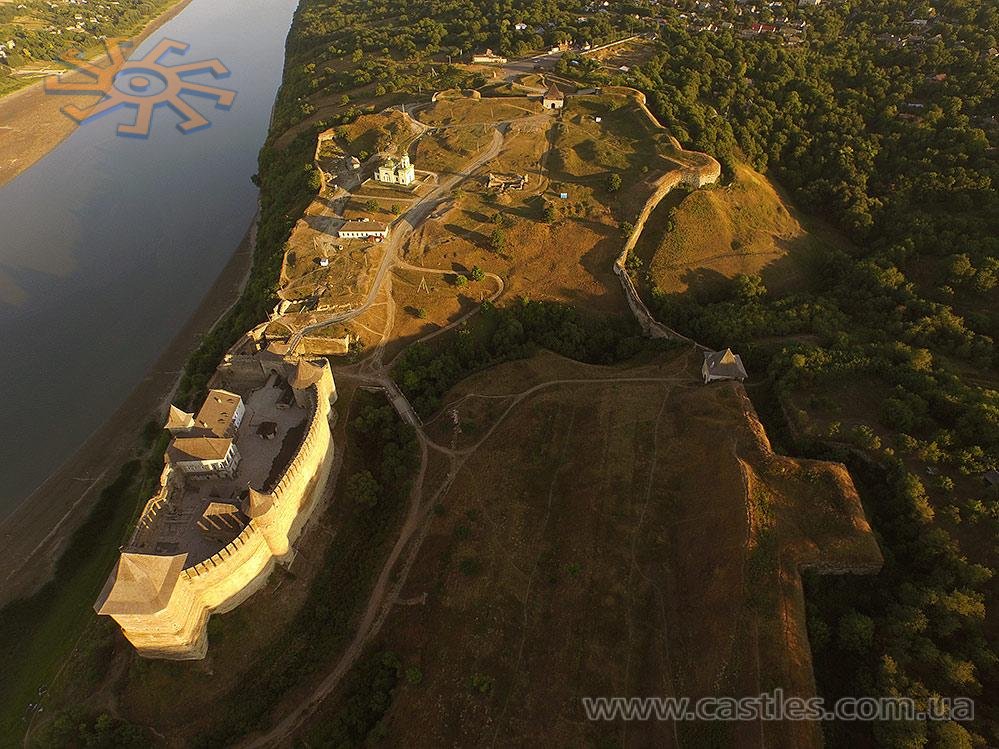 Старий та Новий замки в Хотині. Chocim, zamek. A fortress in Hotyn (Khotyn) in Ukraine Старий та Новий замки в Хотині. Chocim, zamek. A fortress in Hotyn (Khotyn) in Ukraine