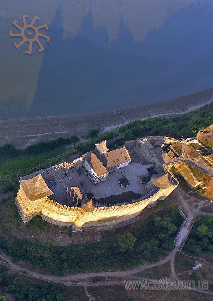 Хотинська фортеця відображається у водах Дністра Хотинська фортеця відображається у водах Дністра