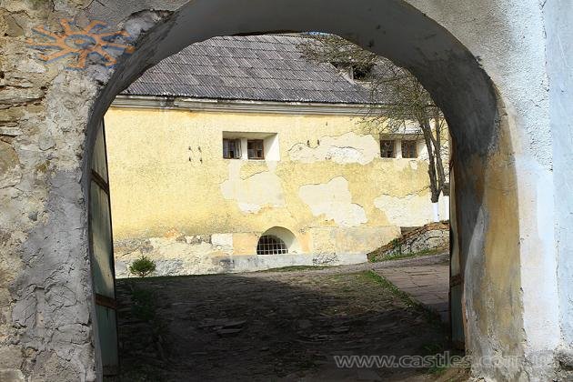 Брама замку-лікарні в Буданові. 5 квітня 2014 р.