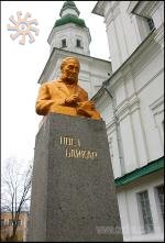 Байкаря Л.Глібова тут так люблять, що аж позолотили.