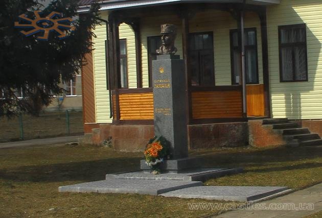 Пам'ятник сотенному Гамалії біля сільради в Стопчатові. 4 березня 2013 р.