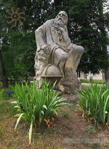 Пам'ятник мислителю присвячений вчителям. Скульптор В.Корчовий (2004)