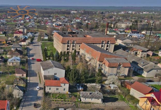 Офігенну лікарню тут будували. Шкода, що валиться, нікому не потрібна. 2021 р.