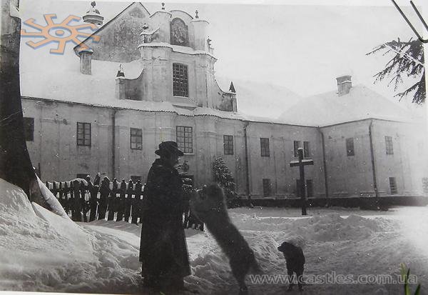 Між фотографіями - майже століття. Фото люб'язно надано отцем Валерієм з Сусідовичів.