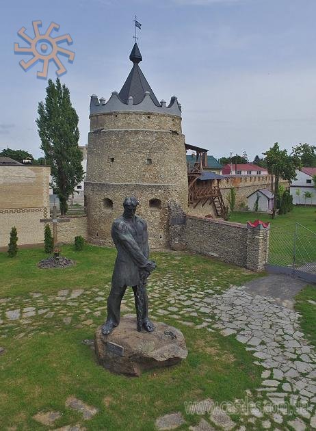 Кармалюк і відновлена (не знаю, наскільки достовірно) вежа замку в Летичеві.