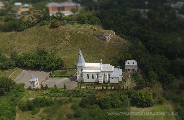 Зіньків. Залишки замку і відновлений костел. Фото з нашого квадрокоптера. 22.07.2017