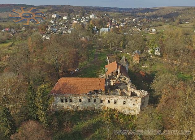 Бідний замок Собєських і панорама Поморян на задньому плані. 21 жовтня 2018 р.