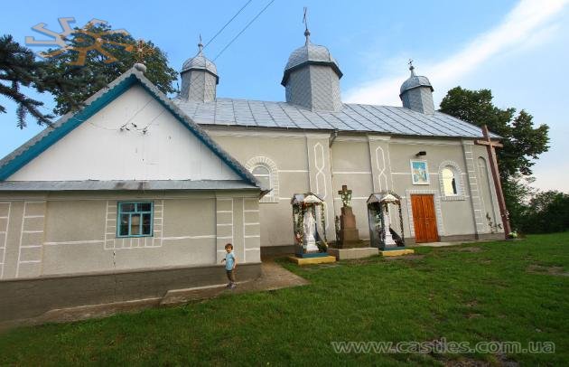 Церква у Дзвенигороді у останніх променях сонця. Червень 2016 р.