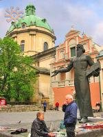 Поруч з домініканами і арсеналом - книжкові розвали.