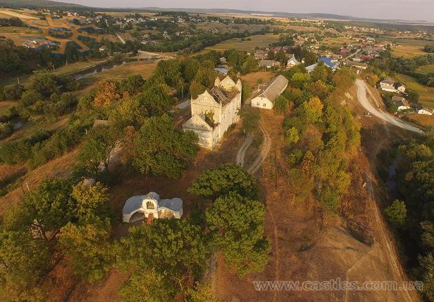 Екс-замковий пагорб з поруйнованим костелом в Личківцях, 29 серпня 2015 р. Вигляд з неба.