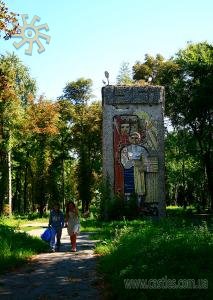 Гусятин. Радянський релікт в парку біля синагоги