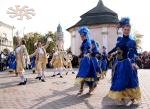 На фесті, присвяченому XVII століттю, такі танці і костюми недоречні.