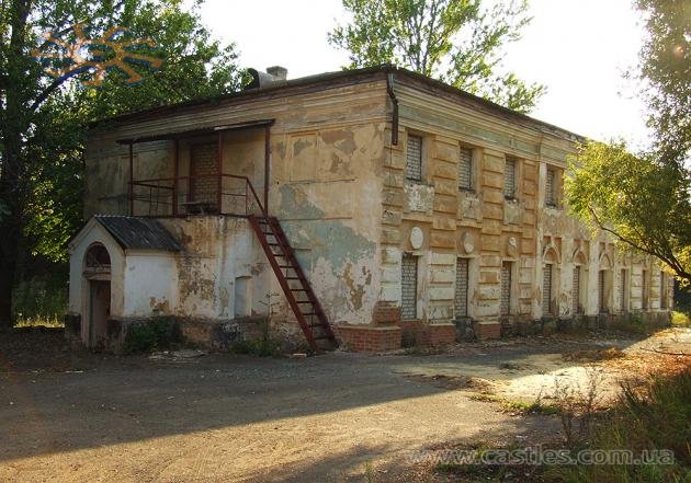 Один з флігелів палацу Шидловських у Старому Мерчику. 19 серпня 2006 р.