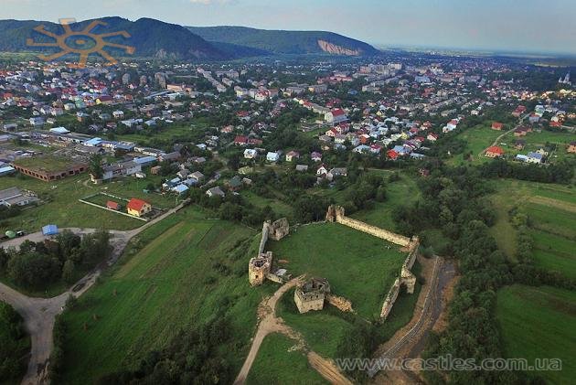 Пнівський замок і Надвірна, що до нього підкрадається з півночі.