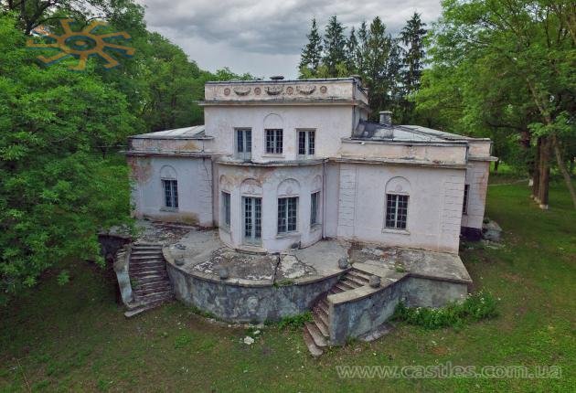 Палацик Оскара Кімельмана (Кмельмана) в червні 2016 р. Школа давно вже виїхала з будівлі - і вона потроху перетворюється на руїну.